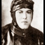 Поручник Мато Момчиновић, пилот-ловац

Мато је био пореклом из Зенице. Родио се 18. октобра 1915. године. Након завршене Војне академије, ступио је у Пилотску школу у Мостару, где је завршио ловачку обуку и 1940. године је промовисан у звање пилота-ловца.

За време Априлског рата, био је пилот у 164. ескадрили у Книћу. Када је 5-ог дана рата стигла наредба од главнокомандујућег Фрање Пирца, да се авиони запале да не би пали непријатељу у руке, група пилота из те ескадриле, предвођена командиром Ивом Оштрићем се оглушила о наређења и полетела пут СССР-а , не хтевши да се предају непријатељу, нити да униште летелице. Међутим, због магле и лоше видљивости, дошло је до судара два Харикена, у којем су погинули поручник Момчиновић и капетан Оштрић...