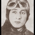 Наредник Ратомир Милојевић, пилот-ловац

Ратомир је рођен 26. септембра 1914. године у Нишу. Након Подофицирске ваздухопловне школе, у Мостару завршава и Пилотску, односно Школу за пилота-ловца. Као ловац, дочекао је Априлски рат у Куманову.

Полетео је 6. априла да се супростави непријатељу. Како то у застарелом Хокеру није могао учинити конвенционалним средствима, следећи пример командира ескадриле, капетана Војислава Поповића, извео је "таран" и тако елеминисао једног Швабу, али се и он тада сурвао на земљу и погинуо.