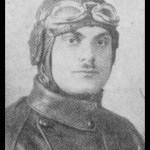 Капетан I класе Синиша Синобад, пилот-ловац

Синиша је рођен у Книну 1. фебруара 1910. године. Завршио је Војну академију 1931. године, а затим је прешао у ваздухопловство, где је зваршио Пилотску школу и обуку за ловца 1939. године. Априлски рат га је затекао на дужности командира у Ваздухопловној академији, одакле је одмах пребачен у 603. ваздухопловну групу.

Погинуо је 16. априла приликом прелета за Грчку, када је по једном извору због лоше видљивости ударио у планину Олимп, док је друга верзија да су га оборили немачки ловци.