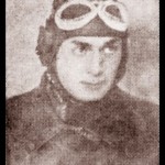 Наредник Верољуб Стојадиновић, пилот-ловац

Родољуб се родио 3. фебруара 1916. године у селу Медвеђа код Трстеника. Завршио је Подофицирску ваздухопловну школу У Новом Саду. Потом је отишао у Мостар у Пилотску школу, а обуку за ловца 1938. године, завршио је у Нишу. Уочи Априлског рата, био је пилот у саставу 36. ловачке групе у Куманову.

Полетео је 6. априла у сусрет непријатељским летелицама, али је у једном дуелу његов Хокер био погођен на малој висини тако да Верољуб није имао довољно времена да напусти неуправљиву летелицу у којој се срушио и погинуо на лицу места.